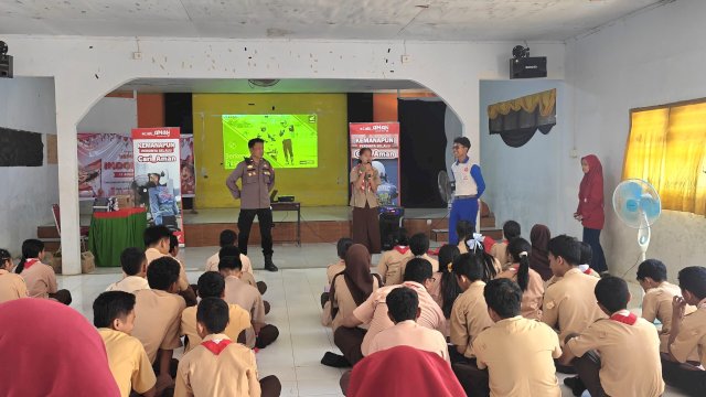 Edukasi safety riding Asmo Sulsel bersama Polsek Somba Opu di SMA Hasanuddin Gowa. Foto: Istimewa.