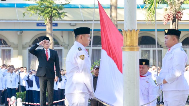 Upacara Hari Kemerdekaan RI di Pelindo Regional 4 yang dipimpin Wakil Direktur Utama Pelindo Drajat Sulistyo sebagai inspektur upacara. Foto: Istimewa.