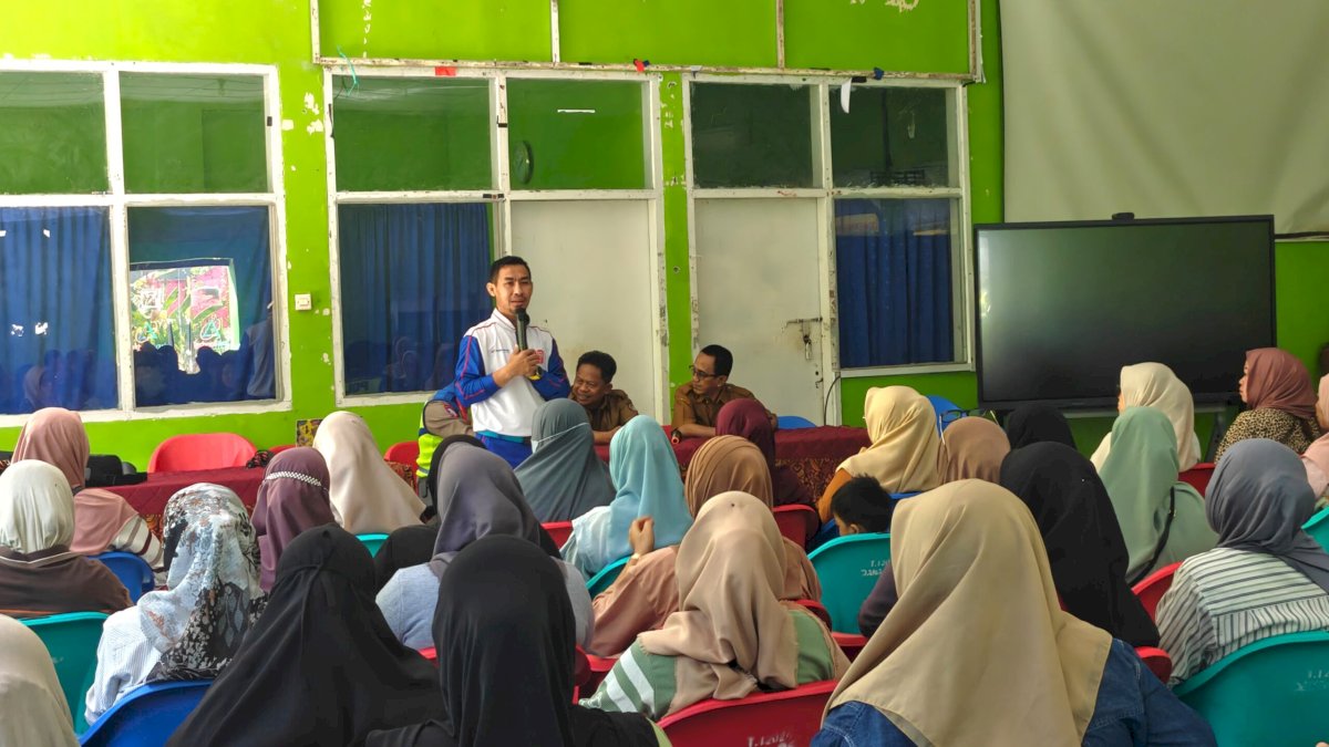 Asmo Sulsel Edukasi Orang Tua Siswa SMKN 3 Gowa tentang Safety Riding