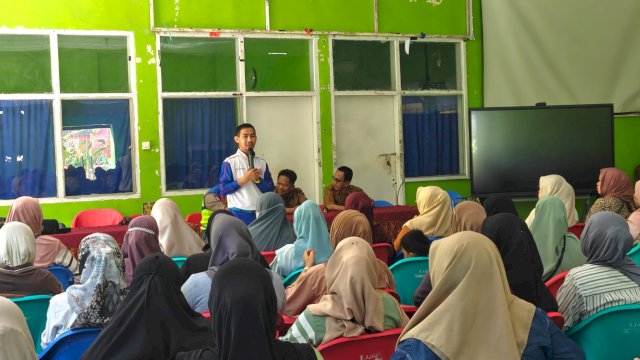 Asmo Sulsel edukasi safety riding orang tua siswa SMKN 3 Gowa. Foto: Istimewa.