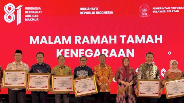 Penyerahan apresiasi dari Pemprov Sulsel kepada sejumlah perusahaan yang berkontribusi kepada masyarakat, termasuk dari Pelindo Regional 4. Foto: Istimewa.