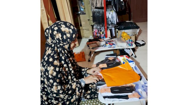 Wahyuni saat menyiapkan pesanan pelanggan. Foto: Sri Wahyu Diastuti / Sulselsatu.com.