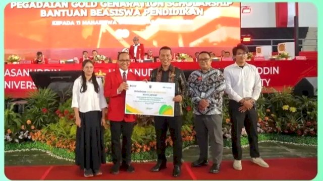 Pemimpin Wilayah PT Pegadaian Kanwil VI Sulselbarra Maluku Pratikno saat memberikan beasiswa secara simbolis. Foto: Istimewa.