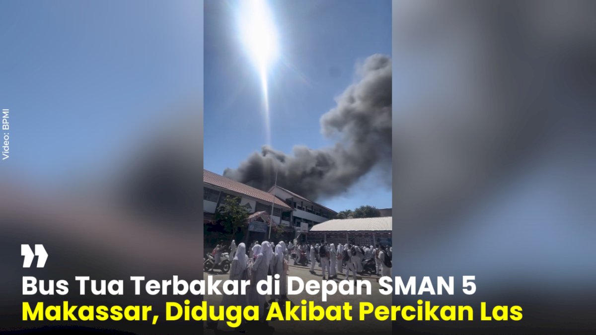 VIDEO: Bus Tua Terbakar di Depan SMAN 5 Makassar, Diduga Akibat Percikan Las