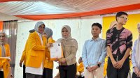 Prof. Farida Serahkan Jas Almamater Gratis kepada 11.040 Mahasiswa Baru, Simbol Identitas dan Penguatan Karakter