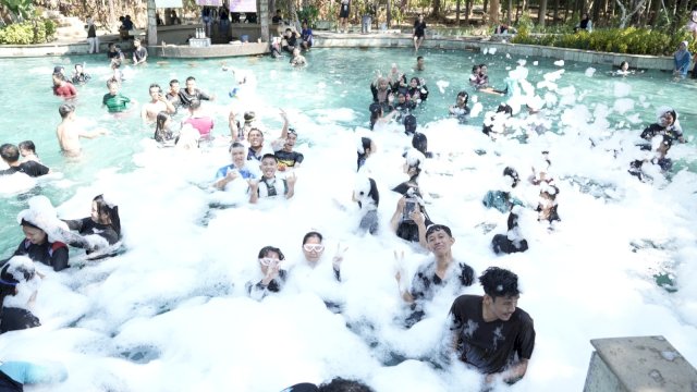 Program mandi busa di Bugis Waterpark Adventure. Foto: Istimewa.