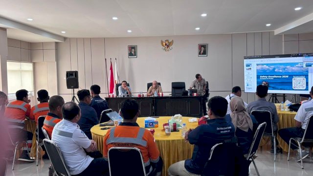 Direktur Operasi dan Teknik PT Pelindo Jasa Maritim Warsilan saat melakukan kunjungan di Stasiun pandu Samarinda. Foto: Istimewa.