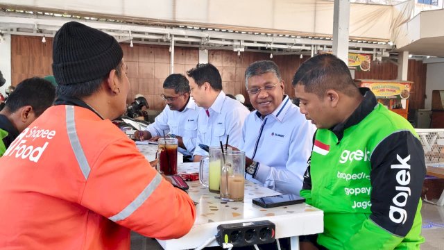 Manajemen XLSMART dengarkan masukan pelanggan di Hari Konsumen 2026. Foto: Istimewa.