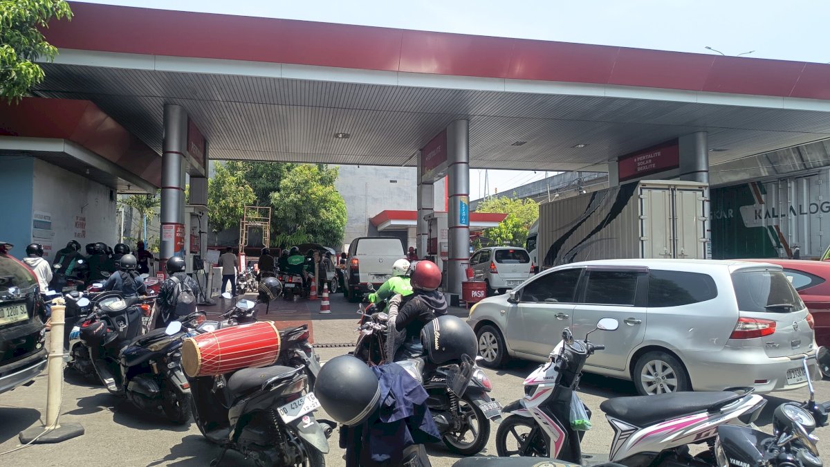 Warga Antre Berjam-jam di SPBU, Polda Sulsel Selidiki Dugaan Mafia BBM