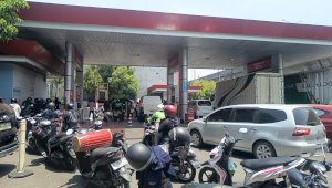 Warga Antre Berjam-jam di SPBU, Polda Sulsel Selidiki Dugaan Mafia BBM