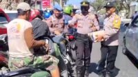 Antrean BBM Mengular di SPBU Bulo-Bulo, Kapolsek Arungkeke Turun Tangan Bagikan Air Mineral Gratis