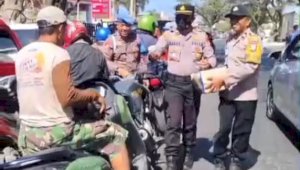 Antrean BBM Mengular di SPBU Bulo-Bulo, Kapolsek Arungkeke Turun Tangan Bagikan Air Mineral Gratis