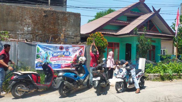 PLN UIP Sulawesi pasang sapanduk ingatkan masyarakat hemat air cegah kekeringan. Foto: Istimewa.