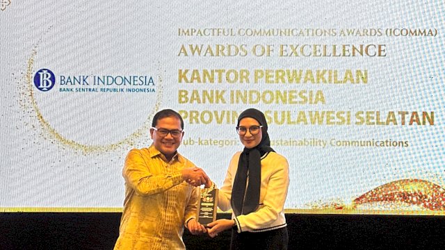Deputi Kepala Perwakilan Bank Indonesia Provinsi Sulawesi Selatan Firman Hidayat saat menerima penghargaan IABC Indonesia Awards 2026. Foto: Istimewa.