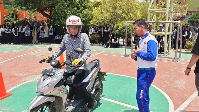 Edukasi safety riding Asmo Sulsel bagi pelajar dan guru. Foto: Istimewa.
