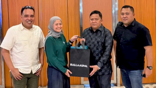 Manajemen Kalla Aspal mengunjungi pelanggan di Hari Pelanggan Nasional 2026. Foto: Istimewa.