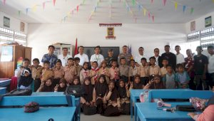Pegadaian Bantu Perlengkapan Sekolah bagi Anak Berprestasi di Barrang Lompo