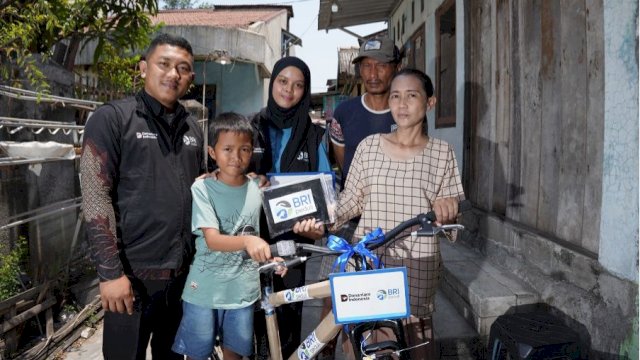 BRI Peduli wujudkan mimpi Mahesa berangkat sekolah dengan sepeda. Foto: Istimewa.