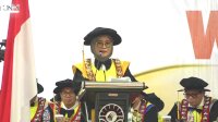 Kukuhkan 1.000 Wisudawan, Plt Rektor UNM Tekankan Pentingnya Pengembangan Kompetensi