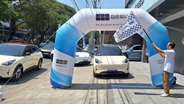 Pelepasan peserta convoy Geely Roadshow to Grand Opening di Makassar. Foto: Sri Wahyu Diastuti / Sulselsatu.com.