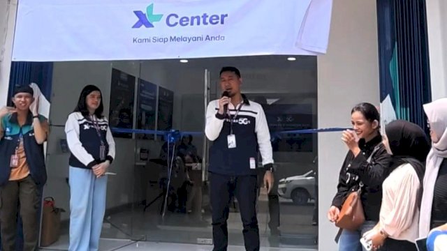 Pembukaan salah satu gerai XLSMART di Makassar. Foto: Istimewa.