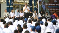 Sekda Bersama SKPD ke Sekolah Bagi Masker Gratis Cegah Dampak Kabut Asap