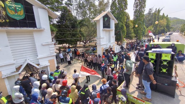 Karyawan Awak Mas turun demo karena sepekan tidak bekerja akibat akses diblokade. Foto: Istimewa.