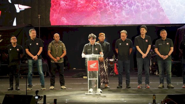 Chief Executive Astra Motor Robien Tony memberikan sambutan sebagai tuan rumah kegiatan Honda Bikers Day XV pada malam puncak. Foto: Istimewa.
