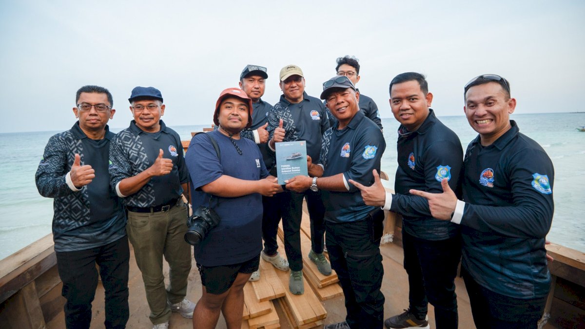 Abadikan Warisan Maestro, Buku Fotografi Phinisi Diserahkan ke Pemkab Bulukumba