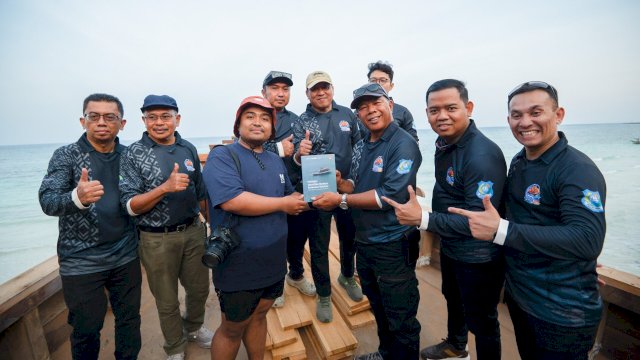 Abadikan Warisan Maestro, Buku Fotografi Phinisi Diserahkan ke Pemkab Bulukumba. Foto: Istimewa.