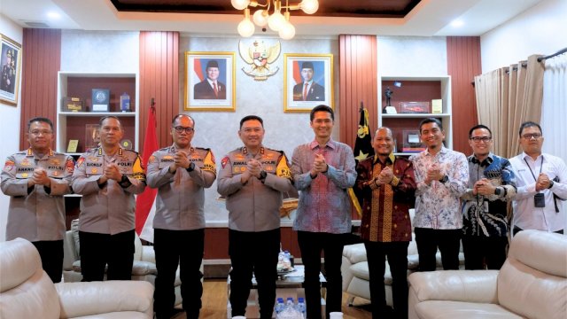 Jajaran manajemen PLN (UIP Sulawesi, UID Sulselrabar, UIP3B Sulawesi) berfoto bersama Kapolda Sulsel dan jajaran pejabat Polda Sulsel di Markas Polda Sulsel. Foto: Istimewa.